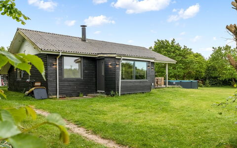 Inola - 400M to the Fjord: Hjem, Tag, Hus, Dør, Sommerhus, Skygge, Have, Bunddække, Veranda, Gård