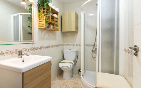 Gondolas Tropical: Toiletbræt, Badeværelse, Sanitærarmatur, Badeværelsesvask, Toilet, Håndvask, Gulvbelægning, Indretning, Etage, Tap