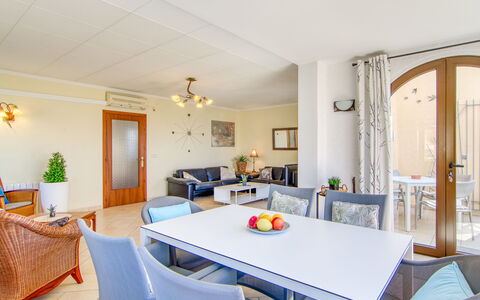 Schöne: Møbel, Gulvbelægning, Indretning, Stol, Køkken & Spisebord, Etage, Bord, Loft, Spisestue, Belysning