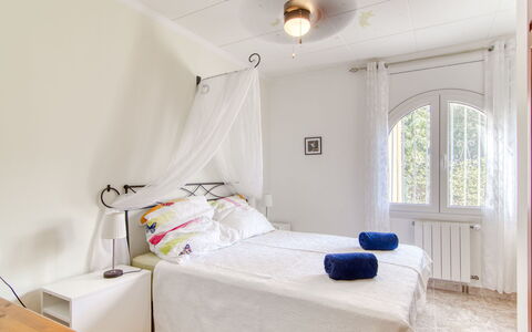 Girasol: Møbel, Seng, Indretning, Soveværelse, Etage, Gulvbelægning, Væg, Træ, Sengetøj, Loft
