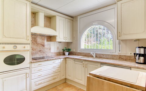 Schöne: Køkken, Countertop, Cabinetry, Indretning, Køkken Apparat, Gulvbelægning, Træ, Større Bandage, Etage, Møbel
