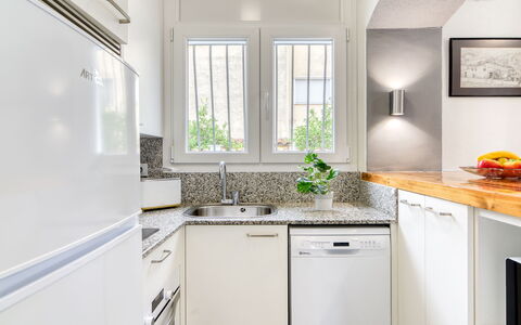 Antonia: Køkken Apparat, Køkken, Countertop, Større Bandage, Husholdningsapparat, Cabinetry, Indretning, Møbel, Køleskab, Hjem