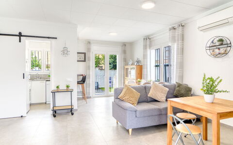 Antonia: Gulvbelægning, Møbel, Indretning, Couch, Etage, Stue, Værelse, Hjem, Bord, Loft