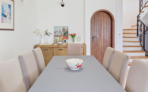 Mariva: Møbel, Indretning, Gulvbelægning, Bord, Væg, Træ, Køkken & Spisebord, Stol, Etage, Spisestue