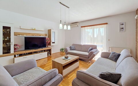 Ivana: Møbel, Indretning, Couch, Gulvbelægning, Etage, Stue, Værelse, Træ, Loft, Bord