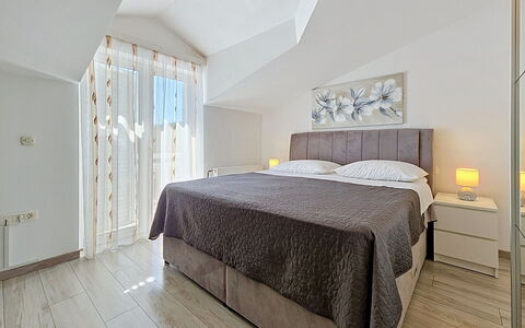 Ivana: Møbel, Indretning, Gulvbelægning, Etage, Seng, Soveværelse, Loft, Textile, Værelse, Belysning