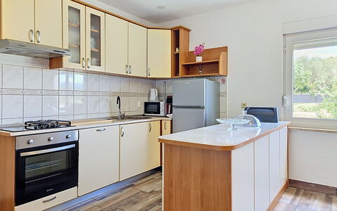Ivana: Køkken, Køkken Apparat, Countertop, Cabinetry, Gulvbelægning, Større Bandage, Træ, Indretning, Møbel, Etage