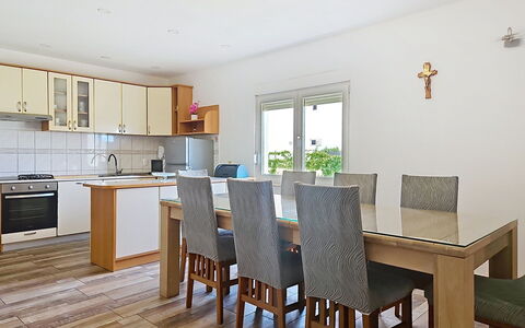 Ivana: Møbel, Gulvbelægning, Indretning, Etage, Træ, Køkken & Spisebord, Loft, Bord, Stol, Spisestue