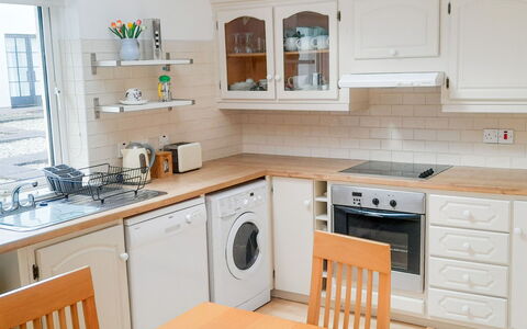 Ballyconneely Hc No.5: Køkken, Køkken Apparat, Countertop, Cabinetry, Møbel, Større Bandage, Indretning, Gulvbelægning, Træ, Etage