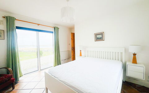Ballyconneely Hc No.5: Seng, Soveværelse, Møbel, Etage, Loft, Gulvbelægning, Sengetøj, Sengetøj, Indretning, Bed Frame
