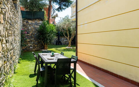 Casa Dell'Ulivo: Gulvbelægning, Etage, Have, Backyard, Skygge, Lawn, Landscaping, Gård, Bejdse, Udendørs Møbler