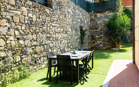 Casa Dell'Ulivo: Stenmur, Skygge, Have, Udendørs Møbler, Backyard, Landscaping, Flise, Gård, Lawn, Eco Hotel