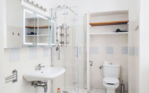 Verbania 695: Badeværelse, Sanitærarmatur, Badeværelsesvask, Indretning, Håndvask, Gulvbelægning, Toilet, Etage, Tap, Toiletbræt