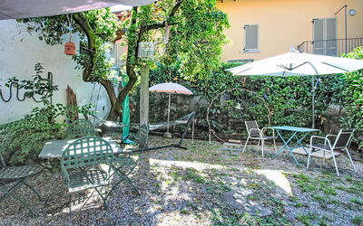 Verbania 695: Møbel, Udendørs Møbler, Stol, Udendørs Bord, Backyard, Gård, Have, Skygge, Gårdsplads, Stueplante
