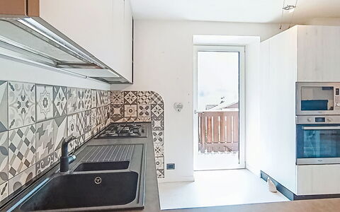 Federica: Gulvbelægning, Køkken, Etage, Træ, Indretning, Countertop, Større Bandage, Køkken Apparat, Hjem, Cabinetry