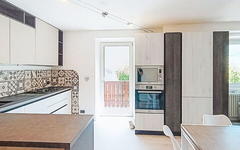 Federica: Gulvbelægning, Køkken, Indretning, Countertop, Etage, Træ, Loft, Møbel, Køkken Apparat, Lysarmatur