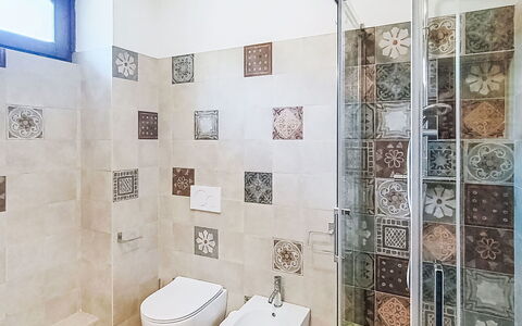 Federica: Gulvbelægning, Etage, Indretning, Flise, Sanitærarmatur, Dør, Badeværelse, Vvs, Toilet