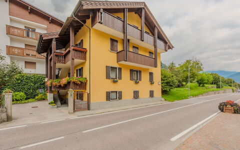 Federica: Vindue, Facade, Hus, Boligområde, Kvarter, Arkitektur, Hjem, Dør, Menneskelig Bosættelse, Altan