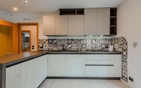 Federica: Køkken, Countertop, Indretning, Gulvbelægning, Træ, Køkken Apparat, Cabinetry, Etage, Arkitektur, Større Bandage