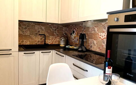 Oasi Blocco a: Køkken, Køkken Apparat, Countertop, Større Bandage, Cabinetry, Træ, Komfur, Komfur, Indretning, Gulvbelægning