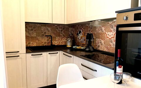 Oasi Blocco a: Køkken, Køkken Apparat, Countertop, Større Bandage, Træ, Komfur, Indretning, Komfur, Cabinetry, Gulvbelægning