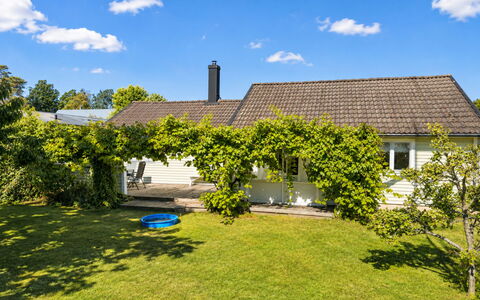 Jennys Pärla: Hus, Busk, Boligområde, Tag, Hjem, Sommerhus, Have, Land Lot, Skygge, Bunddække