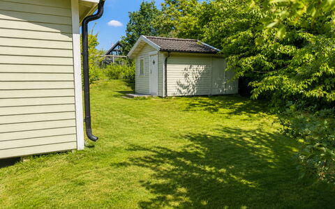 Jennys Pärla: Græs, Busk, Hus, Have, Sidespor, Land Lot, Hjem, Lawn, Bunddække, Sommerhus