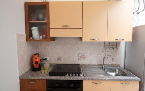 Sole Mare Sicilia: Køkken Apparat, Køkken, Countertop, Større Bandage, Cabinetry, Træ, Køkkenvask, Komfur, Komfur, Møbel