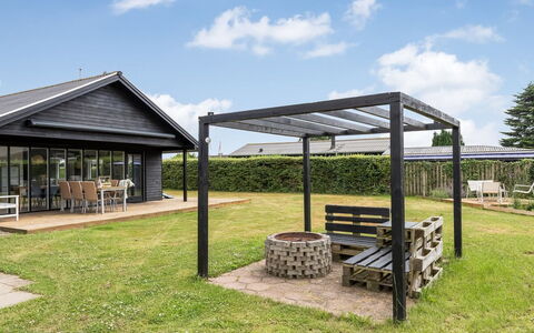 Solvey - 700M from the Sea: Skygge, Tag, Udendørs Struktur, Pavilion, Gazebo, Udendørs Møbler, Have, Pergola, Udendørs Bord, Gårdhave