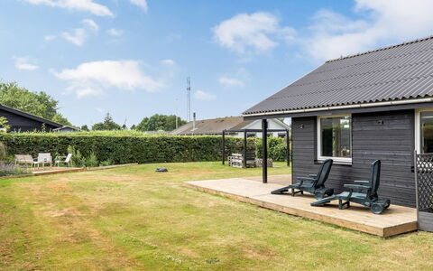 Solvey - 700M from the Sea: Tag, Hus, Hjem, Sommerhus, Sidespor, Lawn, Skygge, Have, Gård, Garden Bygninger