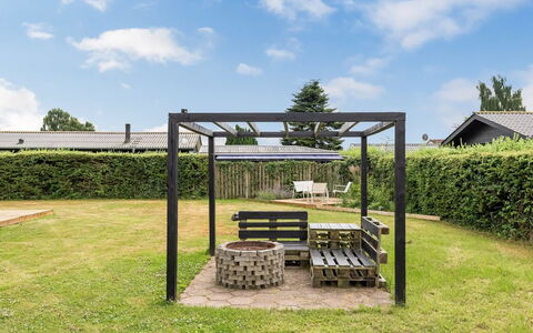 Solvey - 700M from the Sea: Skygge, Have, Udendørs Struktur, Pergola, Udendørs Møbler, Lawn, Gazebo, Gård, Pavilion, Backyard