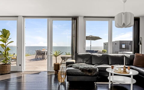 Lin - 80M from the Sea: Møbel, Indretning, Couch, Gulvbelægning, Etage, Stue, Bord, Trægulve, Loft