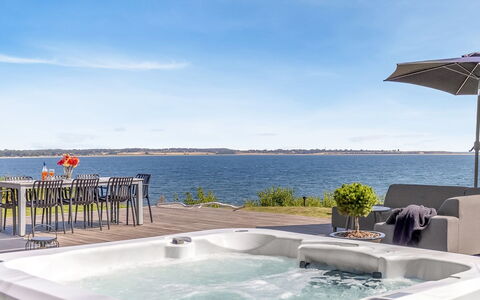 Lin - 80M from the Sea: Badekar, Sanitærarmatur, Fritid, Udendørs Møbler, Svømmepøl, Jacuzzi, Paraply, Udvej, Design