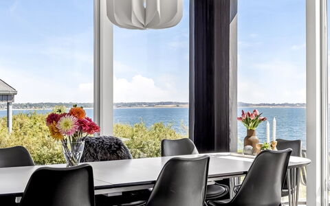 Lin - 80M from the Sea: Indretning, Møbel, Bord, Gulvbelægning, Køkken & Spisebord, Stol, Etage, Spisestue, Loft, Belysning