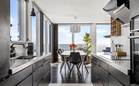 Lin - 80M from the Sea: Køkken, Møbel, Countertop, Indretning, Køkken Apparat, Loft, Gulvbelægning, Cabinetry, Stol, Belysning
