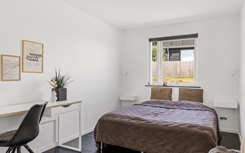 Lin - 80M from the Sea: Møbel, Seng, Indretning, Soveværelse, Loft, Træ, Gulvbelægning, Etage, Værelse, Sengetøj