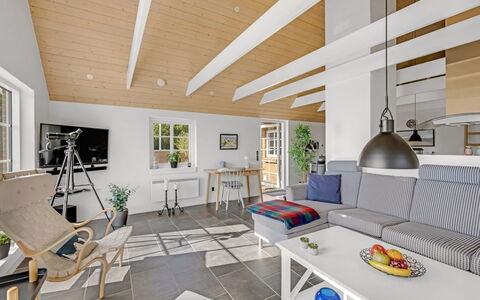 Helma - 580M to the Fjord: Møbel, Indretning, Gulvbelægning, Træ, Loft, Couch, Etage, Bord, Stol, Stue