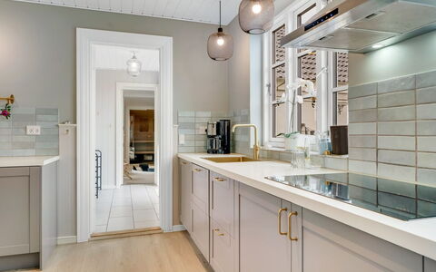 Filine - 100M from the Sea: Indretning, Gulvbelægning, Køkken, Cabinetry, Countertop, Lysarmatur, Træ, Etage, Møbel, Loft