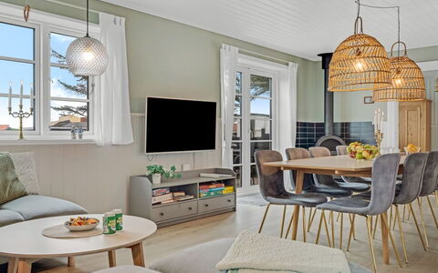 Filine - 100M from the Sea: Møbel, Indretning, Gulvbelægning, Lysarmatur, Etage, Bord, Træ, Stue, Loft, Couch