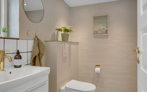 Filine - 100M from the Sea: Sanitærarmatur, Gulvbelægning, Etage, Badeværelse, Indretning, Toilet, Toiletbræt, Vvs, Tap, Håndvask