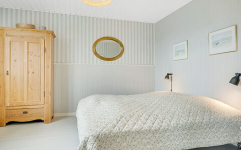 Filine - 100M from the Sea: Soveværelse, Indretning, Seng, Træ, Loft, Sengetøj, Lysarmatur, Textile, Gulvbelægning, Møbel