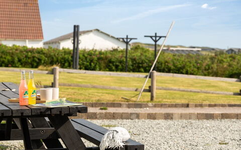 Filine - 100M from the Sea: Himmel, Udendørs Møbler, Møbel, Picnic Bord, Udendørs Bord, Udendørs Bench, Sollys, Skygge, Lawn, Bænk
