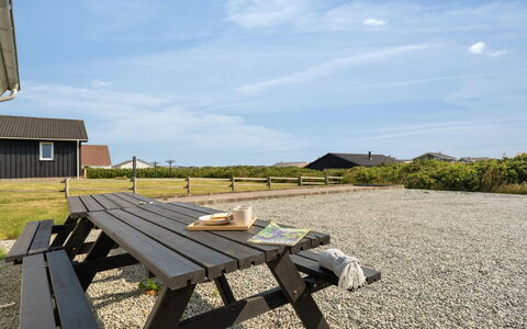 Filine - 100M from the Sea: Himmel, Blå, Tag, Land Lot, Hjem, Almindeligt, Landdistrikt, Sommerhus, Skygge, Picnic Bord