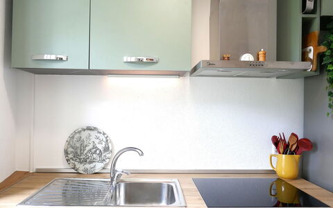 Ludiano 25: Køkken, Countertop, Køkken Apparat, Indretning, Køkkenvask, Cabinetry, Sanitærarmatur, Husholdningsapparat, Tap, Møbel