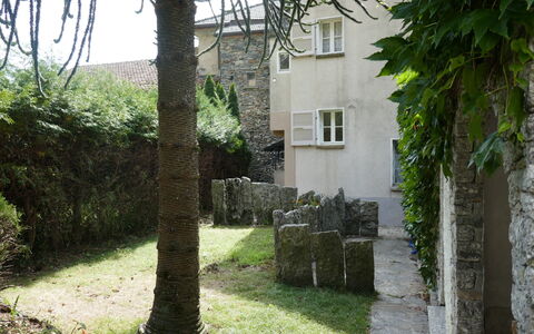 Ludiano 25: Væg, Busk, Bunddække, Have, Stenmur, Backyard, Landscaping, Gård, Walkway, Gårdsplads