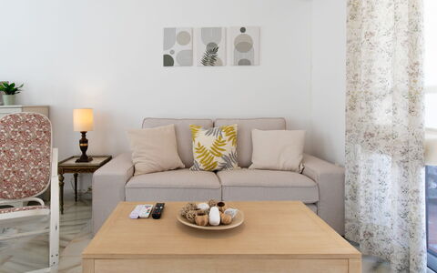La Mar Serena: Møbel, Indretning, Gulvbelægning, Couch, Væg, Etage, Bord, Træ, Værelse, Stue