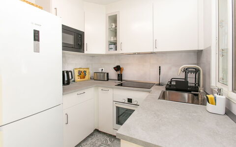 La Mar Serena: Countertop, Køkken, Køkken Apparat, Møbel, Cabinetry, Gulvbelægning, Større Bandage, Indretning, Træ, Etage