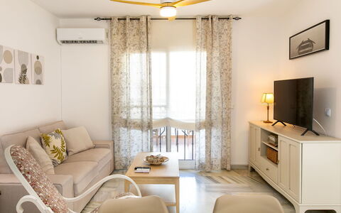 La Mar Serena: Møbel, Indretning, Gulvbelægning, Træ, Etage, Loft, Couch, Værelse, Stue, Bord