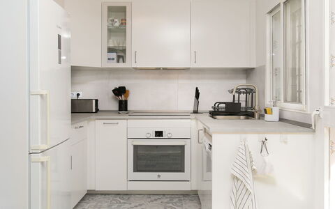 La Mar Serena: Køkken Apparat, Køkken, Countertop, Cabinetry, Møbel, Større Bandage, Gulvbelægning, Indretning, Husholdningsapparat, Træ