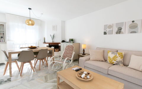 La Mar Serena: Møbel, Indretning, Gulvbelægning, Etage, Træ, Couch, Stue, Bord, Værelse, Trægulve